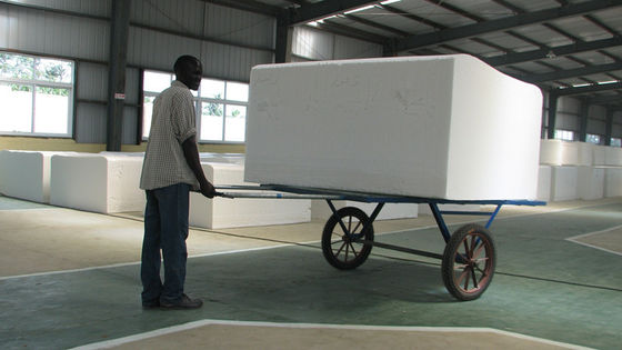 Apparecchiatura per l'iniezione di schiuma di poliuretano Macchina per la schiumazione in PU ad alta pressione con altezza di schiumazione da 1,0-1,25 m