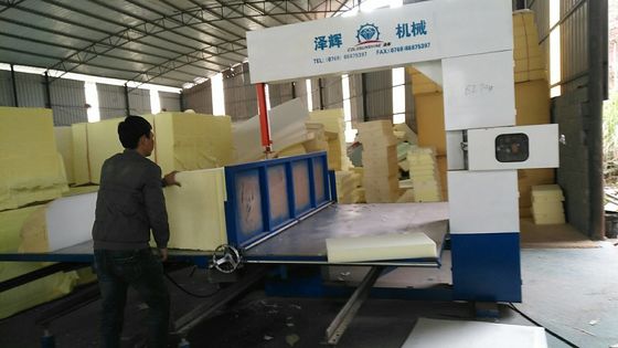 Macchina elettrica per il taglio verticale di schiuma con controllo PLC per la lavorazione di EVA ed EPE